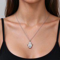 Collar con colgante de la mano de Hamsa, de acero inoxidable con baño de oro de 18 quilates, para mujer, con circonita azul y amuleto de la mano de Fatima, inspirado en Skyrim.