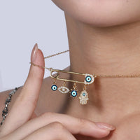 Un collar de la serie con clip de ojo del diablo, moderno, simple y versátil, adecuado para el uso diario de las mujeres