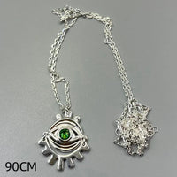 Collar de cadena fina de estilo retro europeo y americano, con colgante de ojo de diablo y diamante verde, de estilo exótico, para complementar el atuendo de mujer.