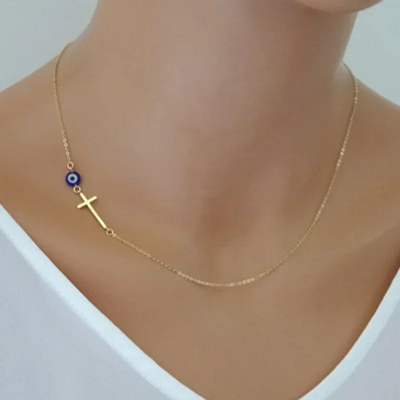 Collar con Cruz lateral Simple y pequeño mal de ojo, colgante delicado, cadena inspirada en celebridades, Bisutería