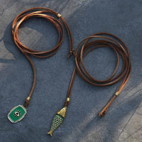 Elegante collar con colgante de ojo de diablo de pez verde con articulaciones móviles con cuerda marrón, cadena larga para suéter, joyería de moda para mujer