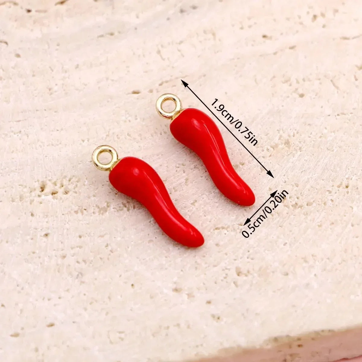 10 piezas de adorables dijes de resina con forma de chile rojo en 3D y detalles dorados, colgantes de verduras estilo kawaii para crear pendientes, pulseras, collares y joyas.
