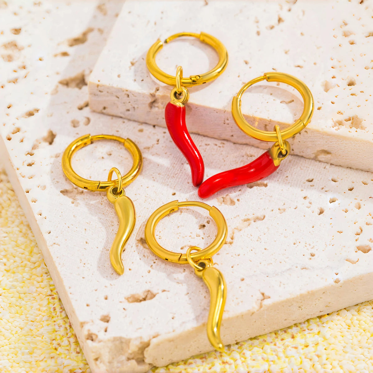 Nuevos pendientes de aro simples de acero inoxidable para mujer, esmalte creativo, colgante de pimienta roja, joyería chapada en oro de 18 quilates, resistente al agua