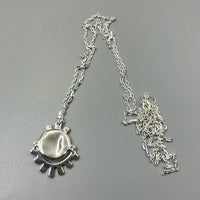Collar de cadena fina de estilo retro europeo y americano, con colgante de ojo de diablo y diamante verde, de estilo exótico, para complementar el atuendo de mujer.