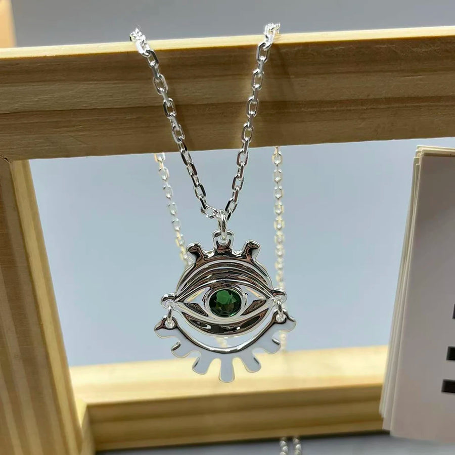 Collar de cadena fina de estilo retro europeo y americano, con colgante de ojo de diablo y diamante verde, de estilo exótico, para complementar el atuendo de mujer.