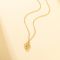 Collar con colgante de la mano de Hamsa, de acero inoxidable con baño de oro de 18 quilates, para mujer, con circonita azul y amuleto de la mano de Fatima, inspirado en Skyrim.