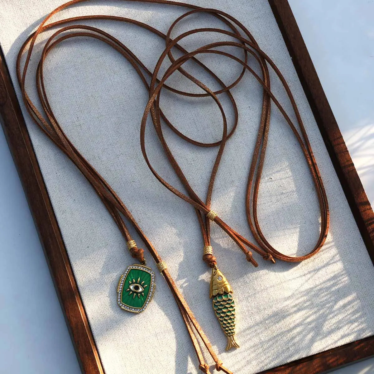 Elegante collar con colgante de ojo de diablo de pez verde con articulaciones móviles con cuerda marrón, cadena larga para suéter, joyería de moda para mujer