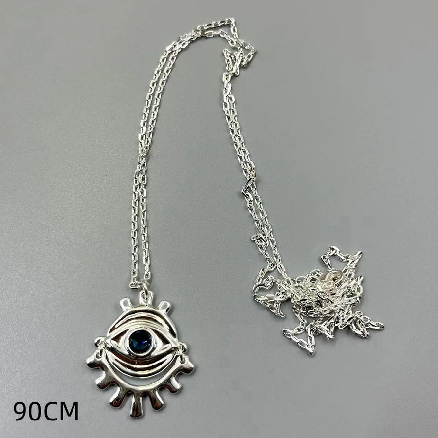 Collar de cadena fina de estilo retro europeo y americano, con colgante de ojo de diablo y diamante verde, de estilo exótico, para complementar el atuendo de mujer.