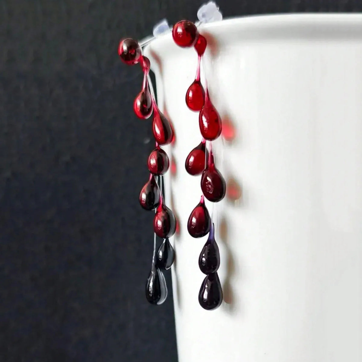 Pendientes de borla de gota de agua roja con forma de gota de sangre de simulación de estilo oscuro, joyería gótica divertida hecha a mano, regalos de Halloween para mujer