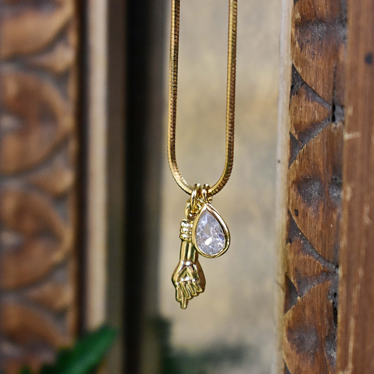 Collar con dije de Figa relleno de oro hecho a mano: colgante de cristal en forma de lágrima