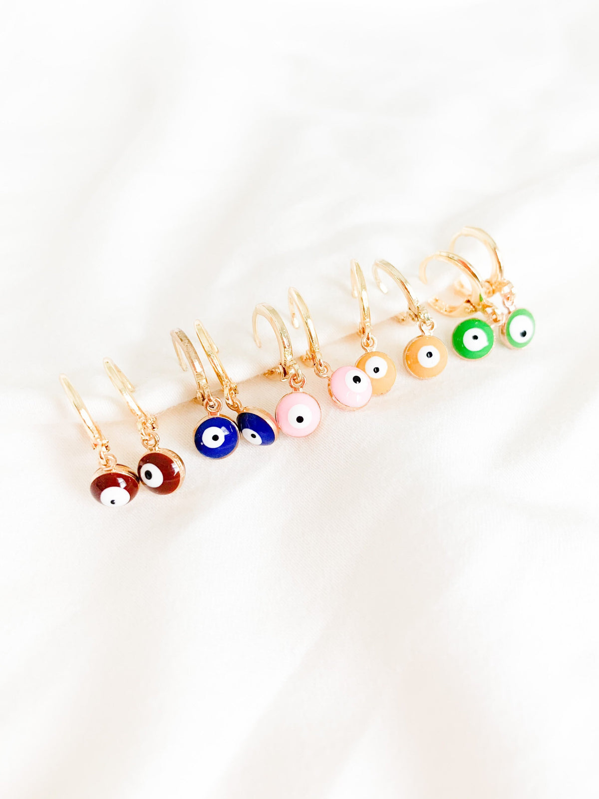 Aretes Huggie Ojo Turco Clásicos