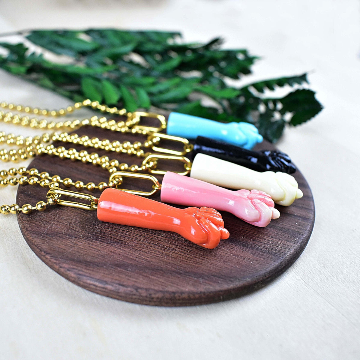Collar con dije de puño de resina: cadena de bolas bañada en oro, amuleto colorido