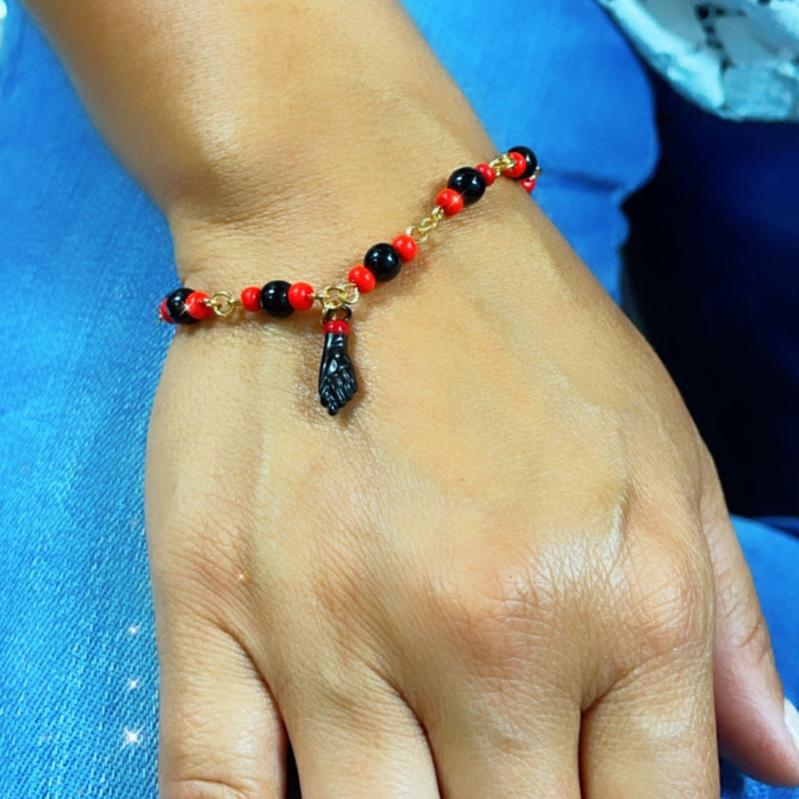 Pulsera Mano Figa Cuentas Negras y Rojas Oro 18K