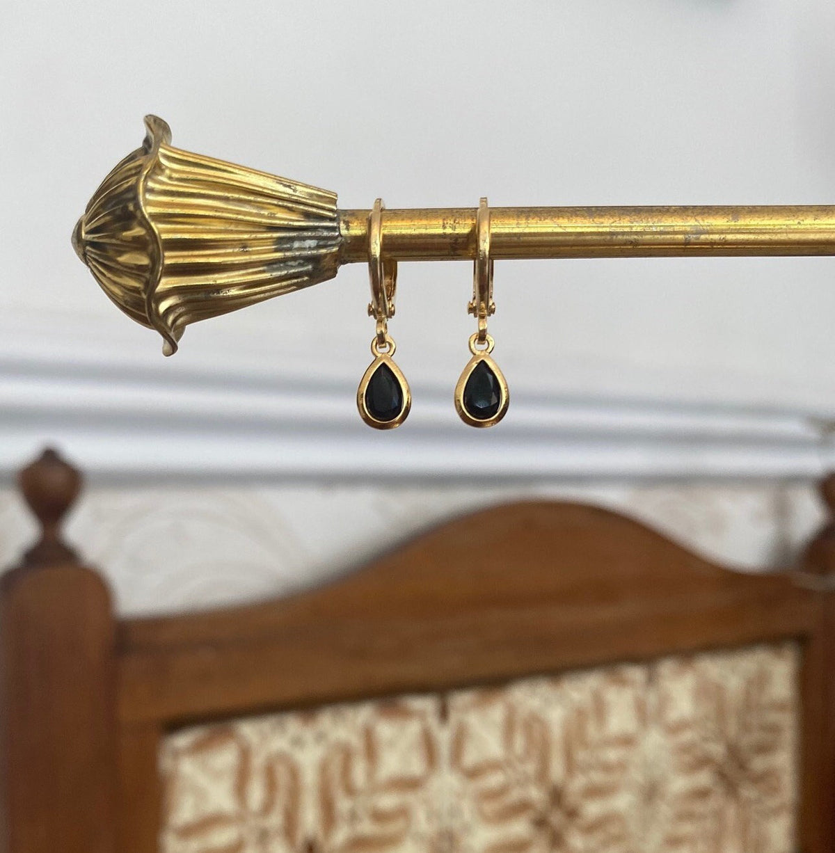 Aretes de Argolla Gota Negro Azabache