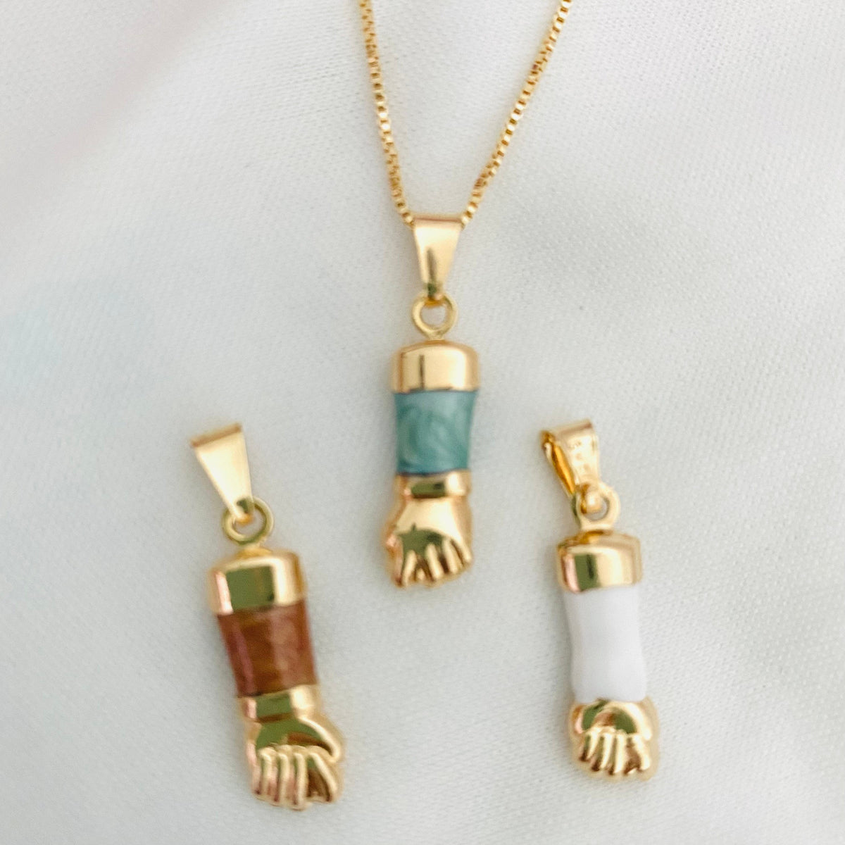 Collar de mano de higo bañado en oro de 18 quilates: un amuleto de la suerte colorido