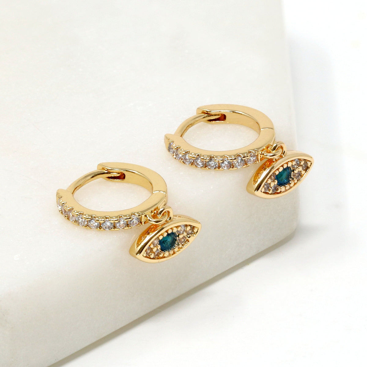 Aretes Huggie Ojo Turco y Mano de Fátima
