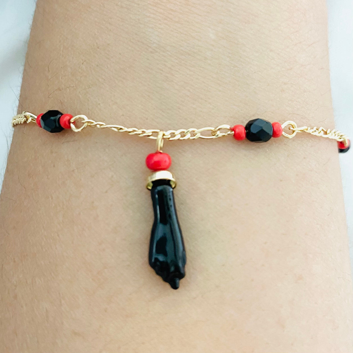 Pulsera Azabache Mano Figa Roja y Negra Oro 18K