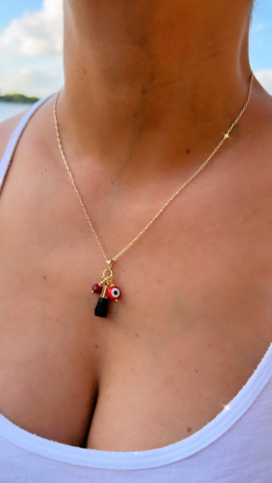 Collar con dije de azabache y ojo malvado: joyería protectora bañada en oro de 18 quilates