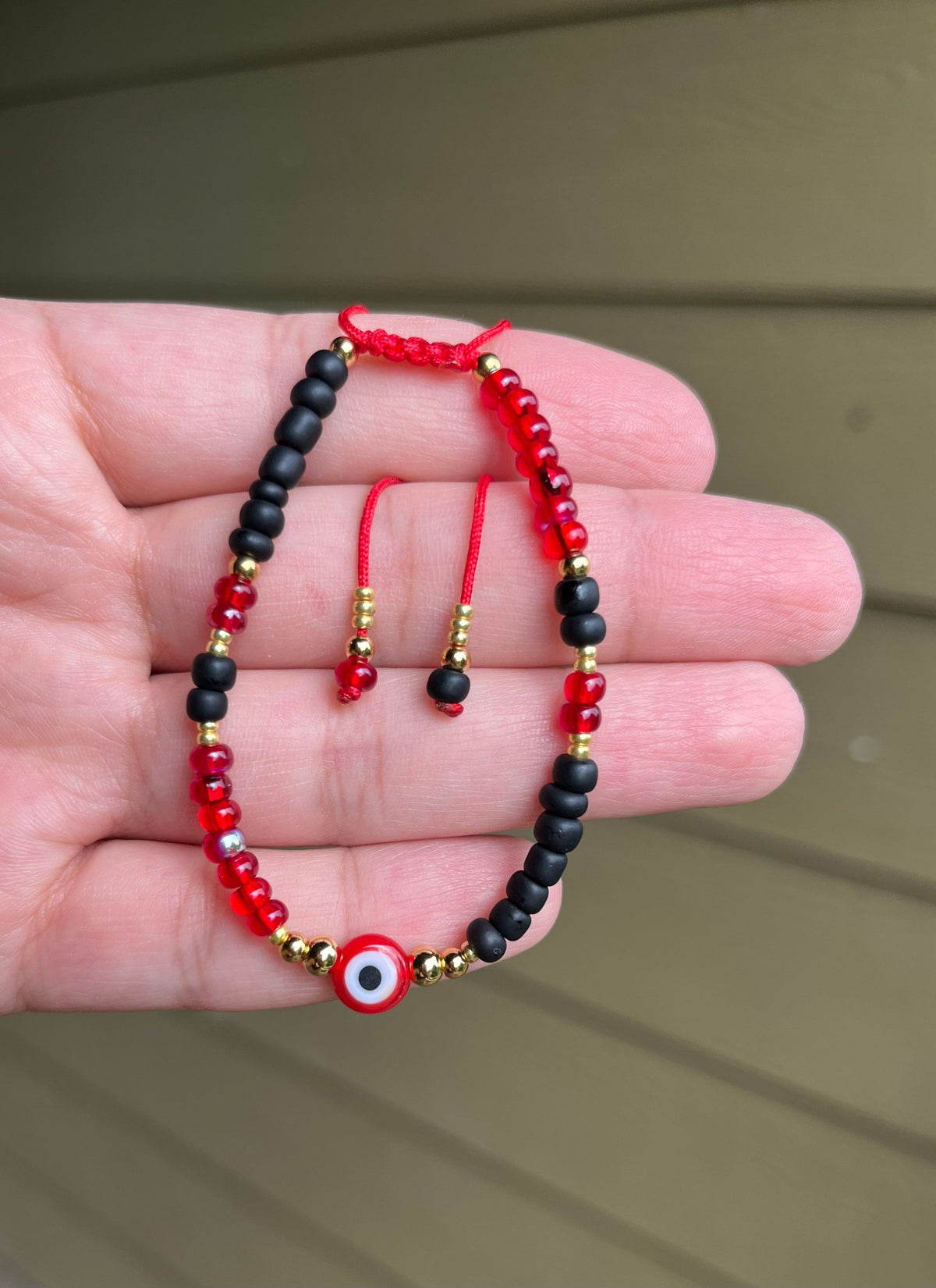 Pulsera Roja Ojo Turco Cuentas Negras y Doradas