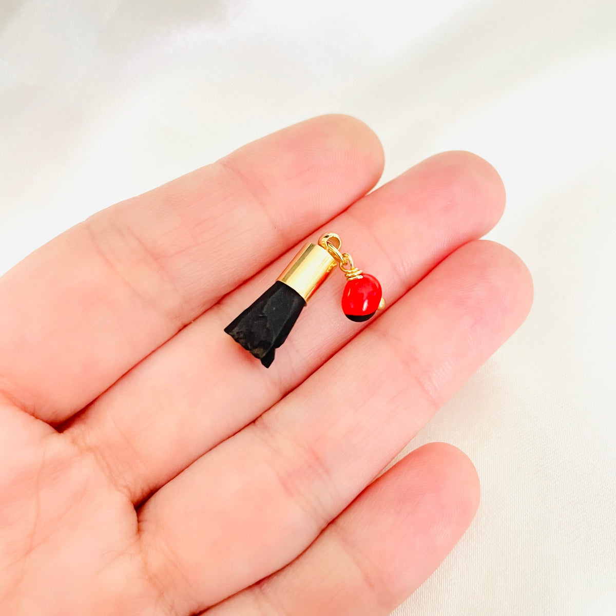 Colgante con dije de azabache auténtico: chapado en oro de 18 quilates, semilla de peonía roja.
