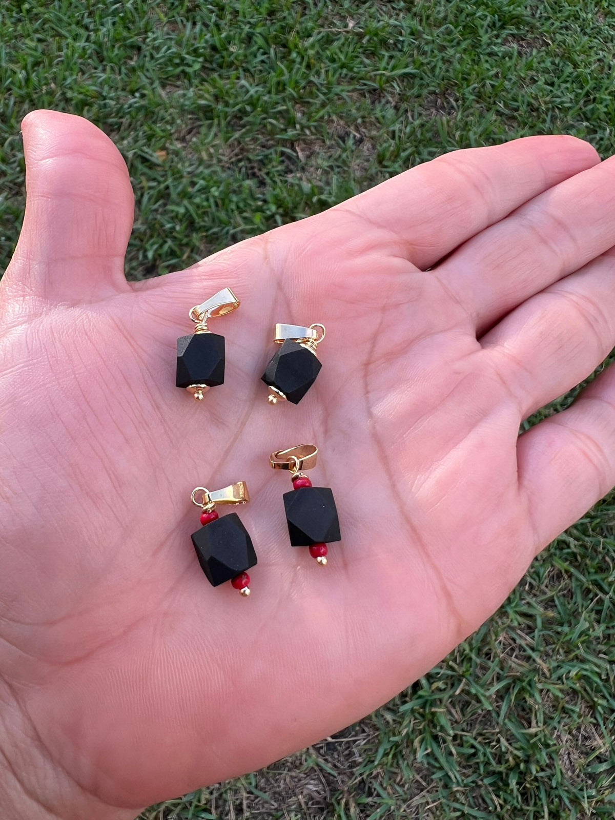 Colgante XL Azabache: Piedra de azabache auténtica, dije chapado en oro, protección contra el mal de ojo.