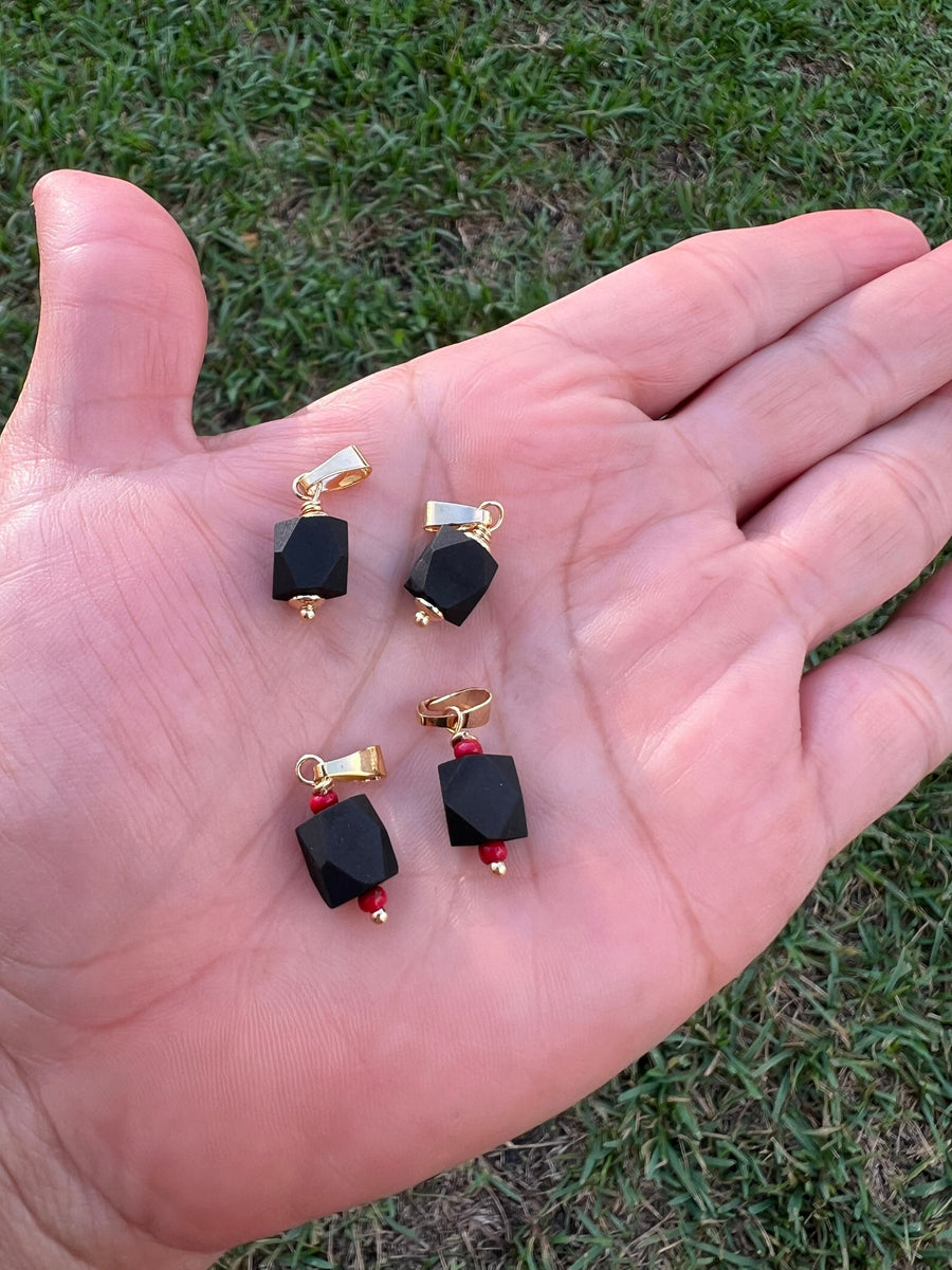 Colgante XL Azabache: Piedra de azabache auténtica, dije chapado en oro, protección contra el mal de ojo.