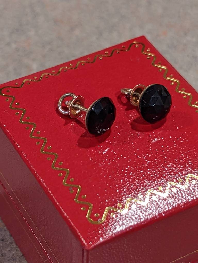 Aretes de Botón Azabache Facetado Dorados
