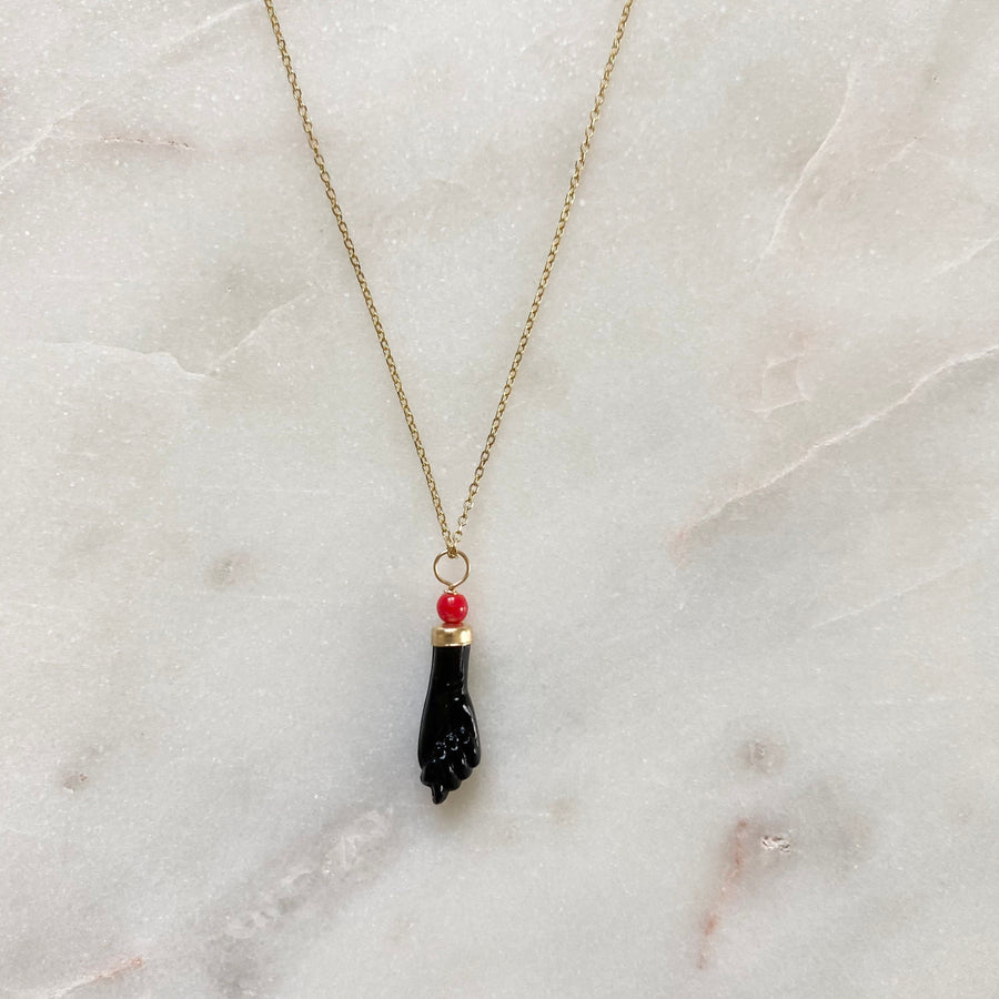 Collar con colgante amuleto de la mano de azabache negra de oro amarillo de 14 quilates con forma de puño de Figa.
