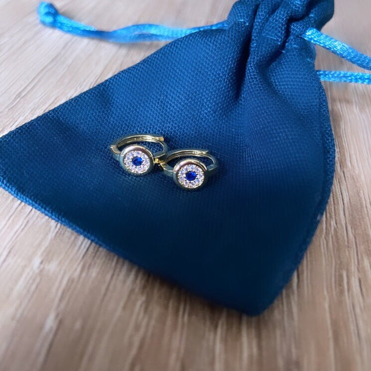 Aretes Huggie Ojo Turco Oro 14K