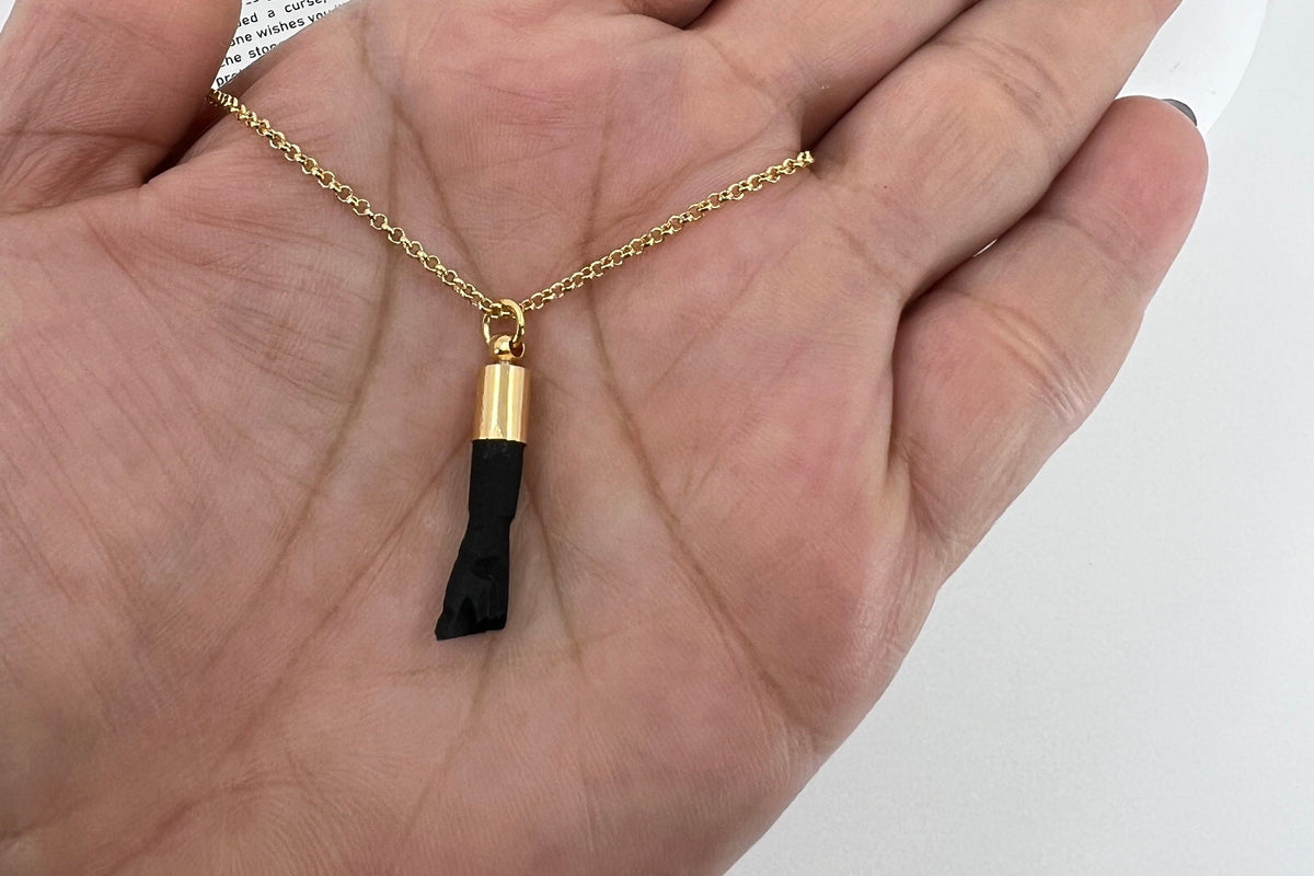 Collar de Azabache Auténtico: Amuleto de Puño Relleno de Oro Hecho a Mano