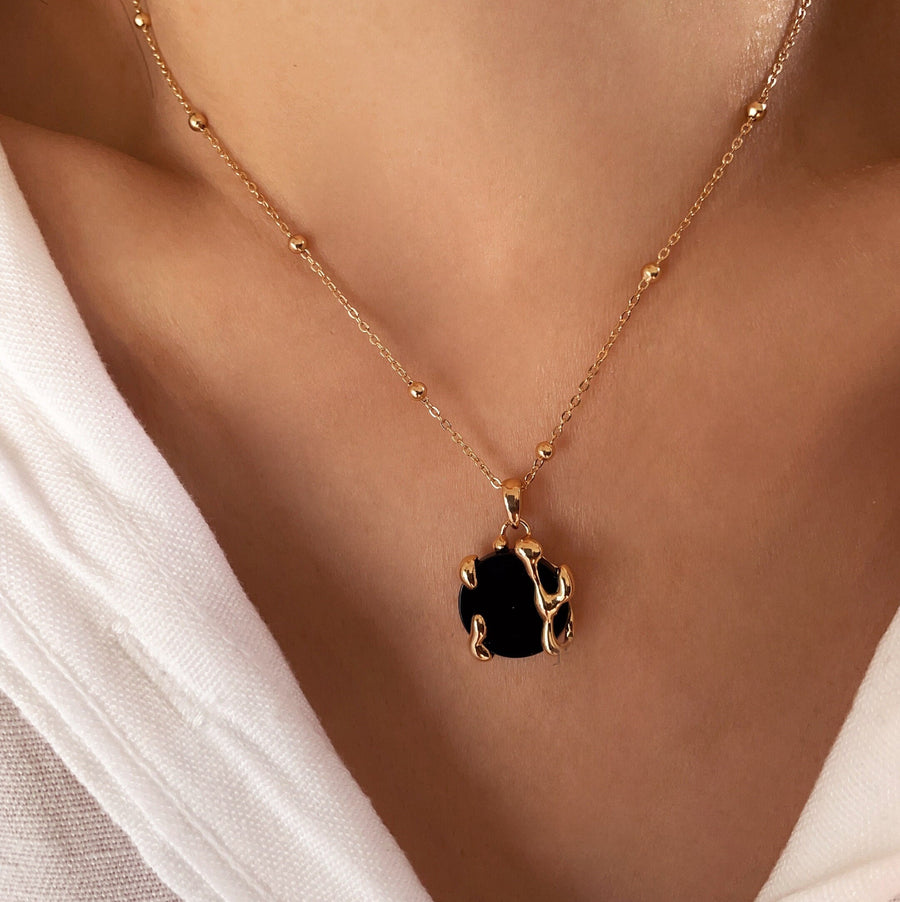 Collar de ónix negro en oro de 18 quilates. Colgante redondo de ónix negro auténtico. Collar de plata con un toque fluido. Collar minimalista, delicado y delicado.