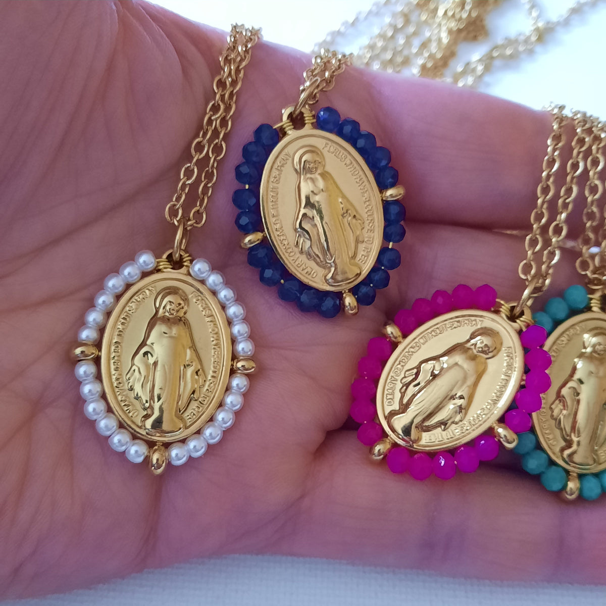 Collar de cadena de acero inoxidable chapado en oro con un gran colgante de la Virgen María de acero inoxidable y cuentas de cristal facetadas.