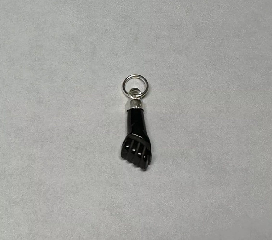 Charm de mano Figa pequeño de plata de ley con azabache asturiano auténtico
