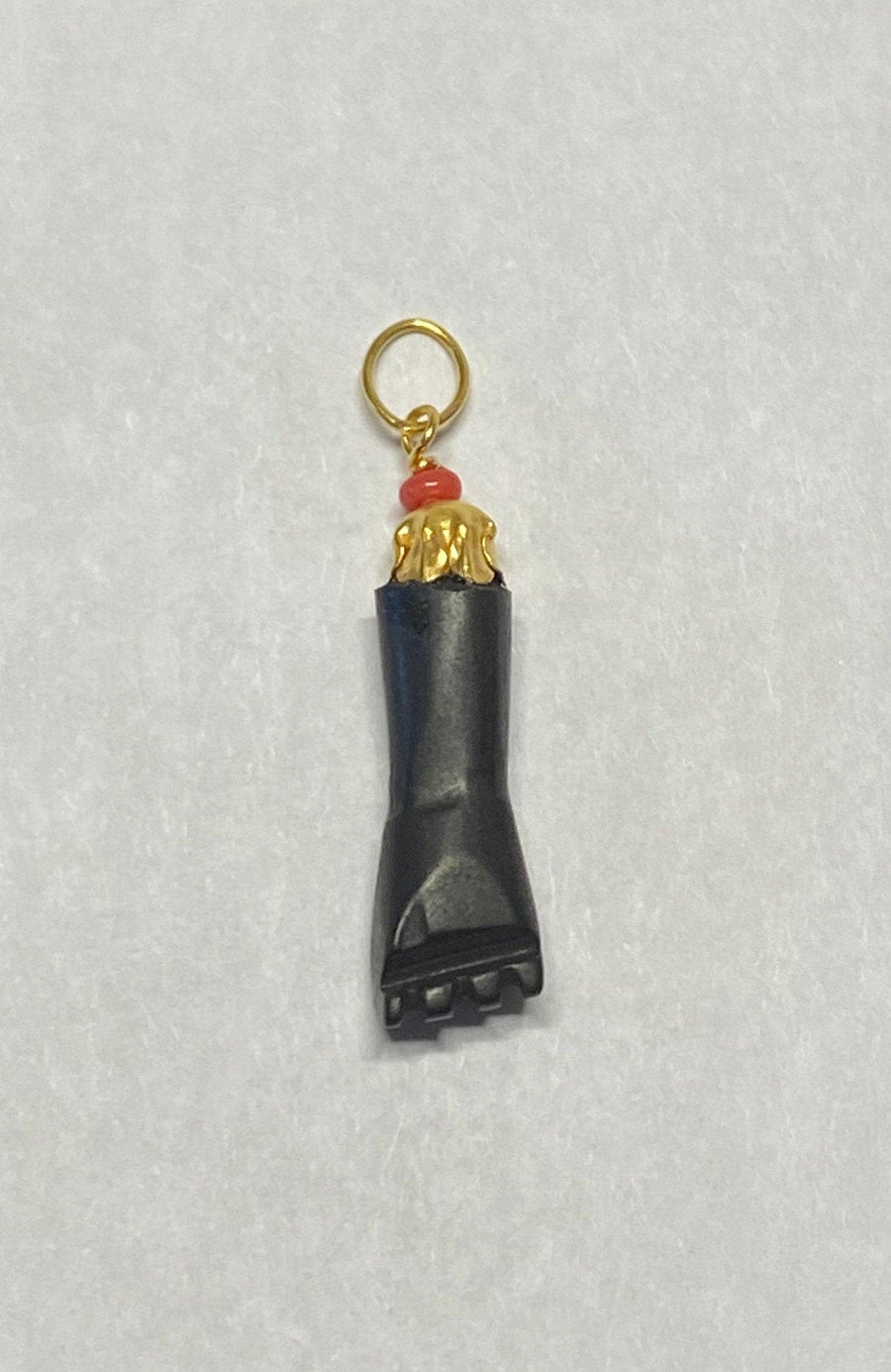 Charm Mano Figa de oro amarillo auténtico de 10 quilates con cuentas de azabache, azabache y coral (longitud total de 2,6 cm).