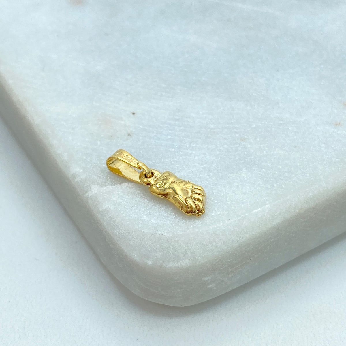 Charm de mano de Figa pequeña chapado en oro de 18k con un diseño delicado, charm protector de mano de Figa pequeña, colgante de mano de Figa pequeña, joyería al por mayor