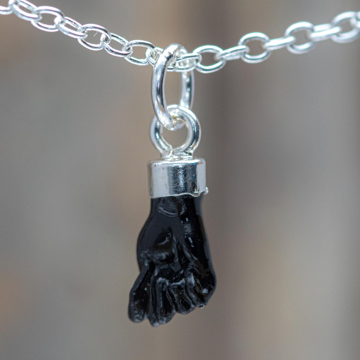 Collar con amuleto de mano de Figa, resina epoxi roja o negra, tapa de plata de ley.