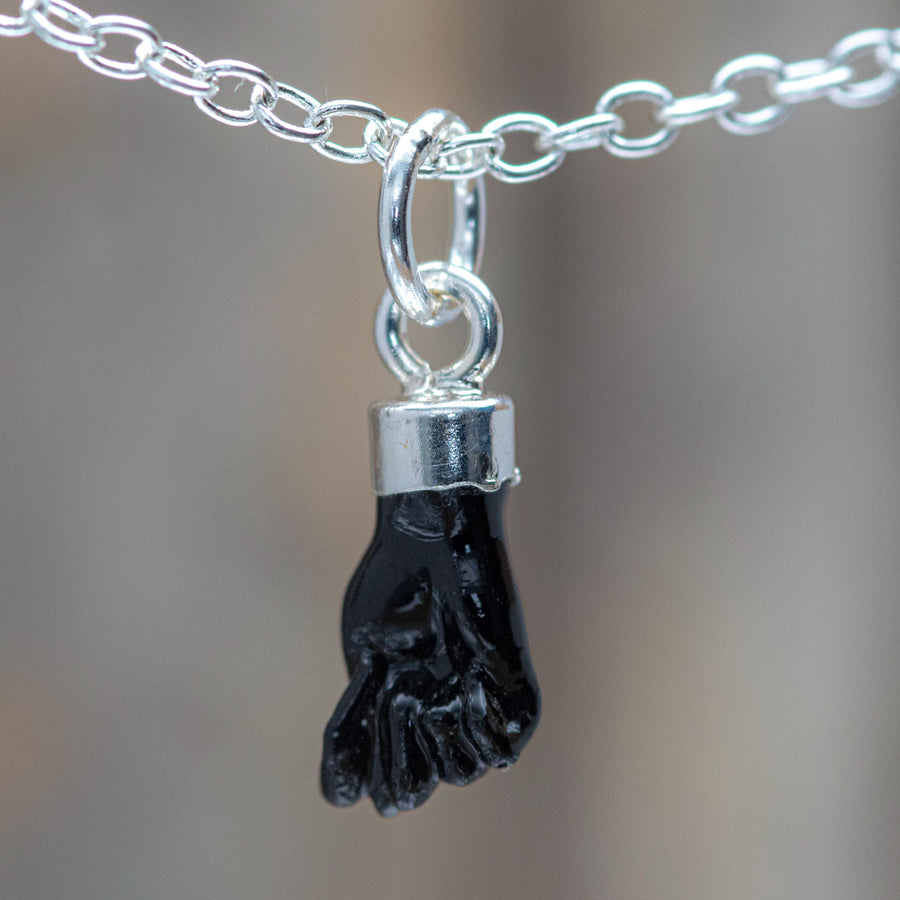 Collar con amuleto de mano de Figa, resina epoxi roja o negra, tapa de plata de ley.