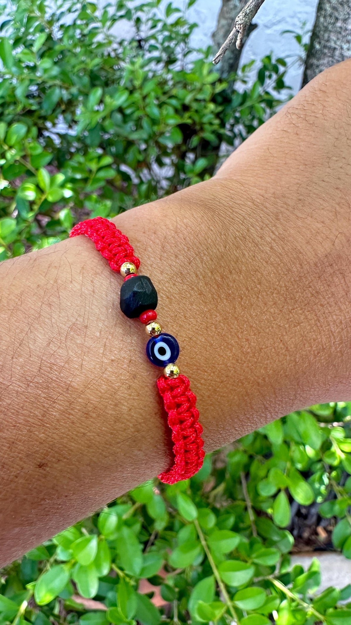 Pulsera de hilo rojo de Azabache y Ojo Malvado para protección.