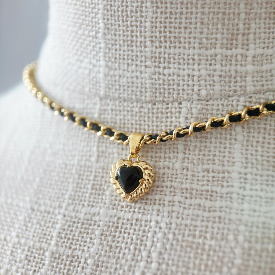 Delicado collar de corazón de ónix, elegante gargantilla negra y dorada, colgante de piedra preciosa natural diminuta, piedra negra, elegante joya de cristal para mujer.