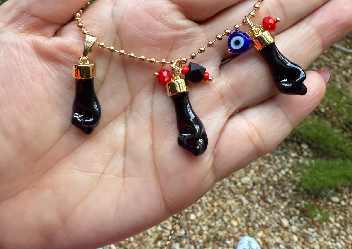 Colgante amuleto Azabache • Joyería protectora Mano Figa, mal de ojo y cuentas rojas • Amuleto espiritual de la suerte unisex