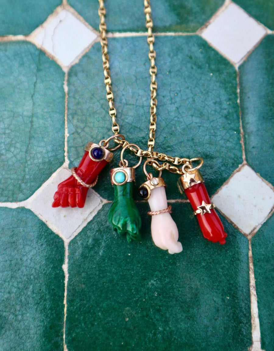 Colgantes italianos de mano "figa" hechos en coral natural y malaquita y oro de 14k