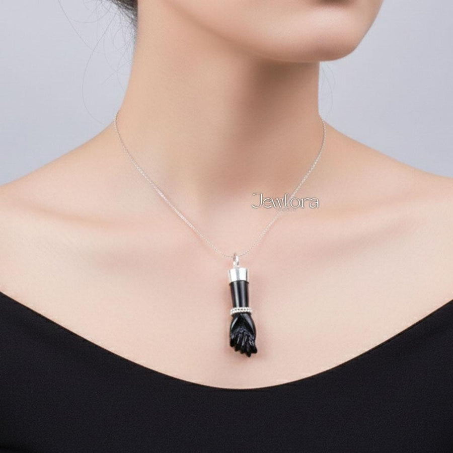 Colgante de mano de ónix negro con amuleto de Figa en plata de ley: elegante collar simbólico.