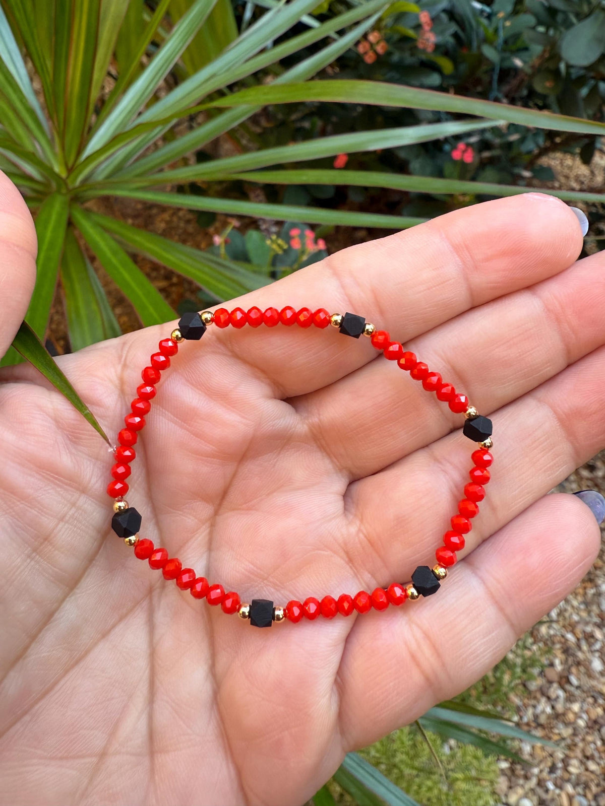 Pulsera Azabache Genuino y Cristal Rojo Elástica