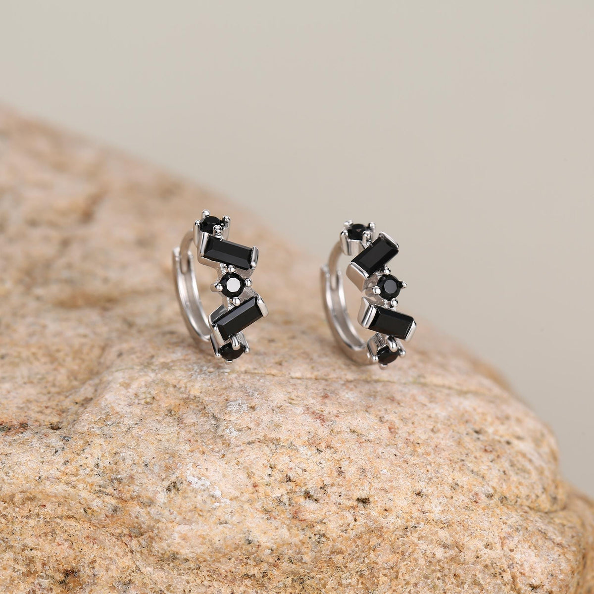 Aretes Huggie Ónix Baguette Plata 925