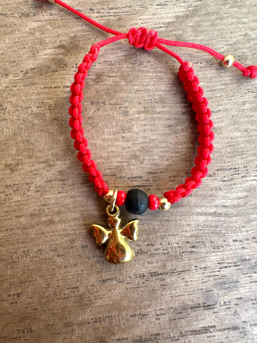 Pulsera ajustable con piedra de azabache y ángel para la protección del bebé.