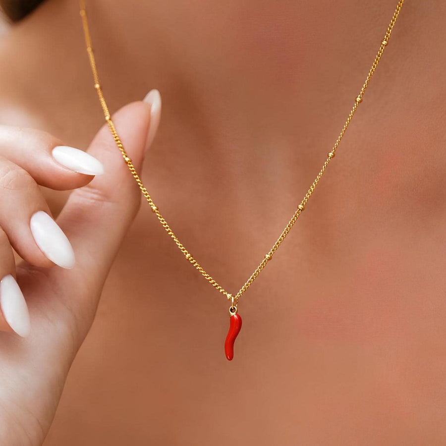 Collar de chile rojo, acero inoxidable dorado, esmalte, colgante delicado, cadena tipo satélite, resistente al agua, joyería Amalfi Italia, regalo de verano para ella.