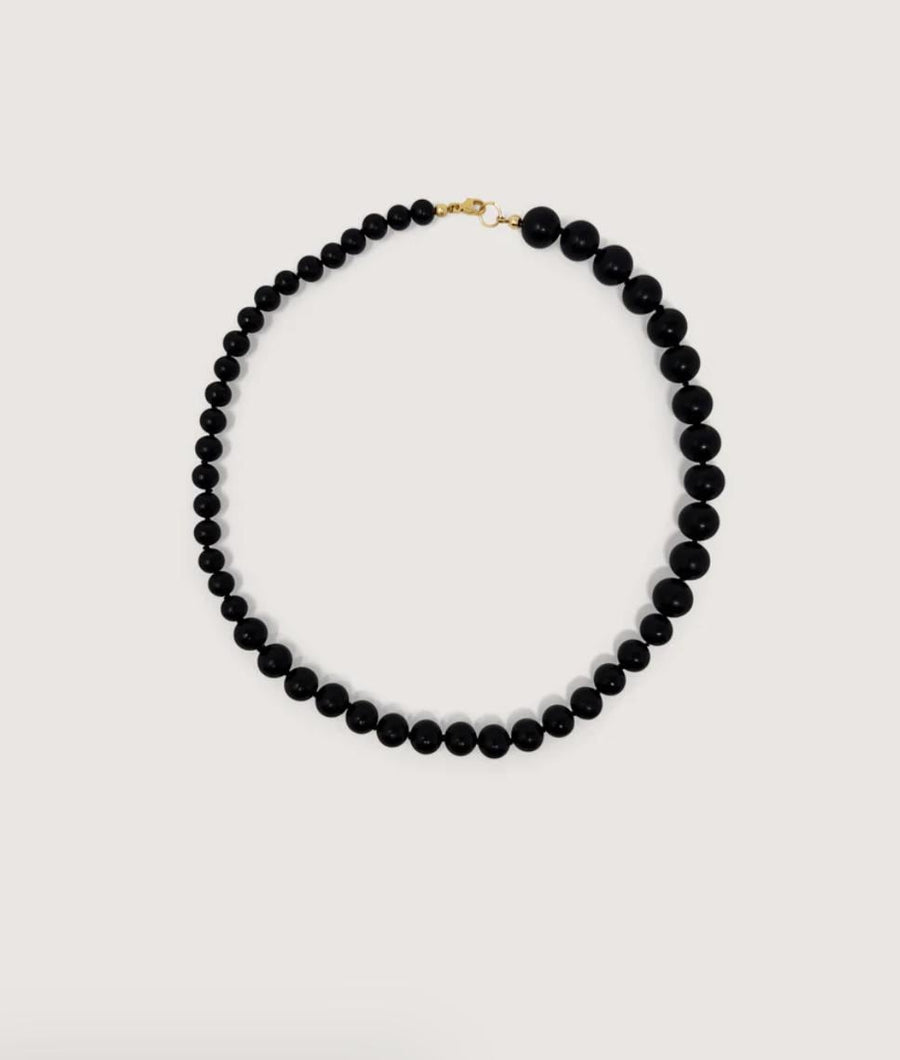 Collar de cuentas negro azabache