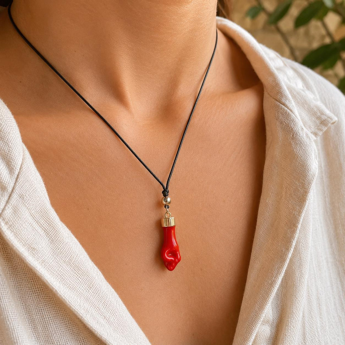 Collar con amuleto de mano de Figa: colgante italiano rojo de protección