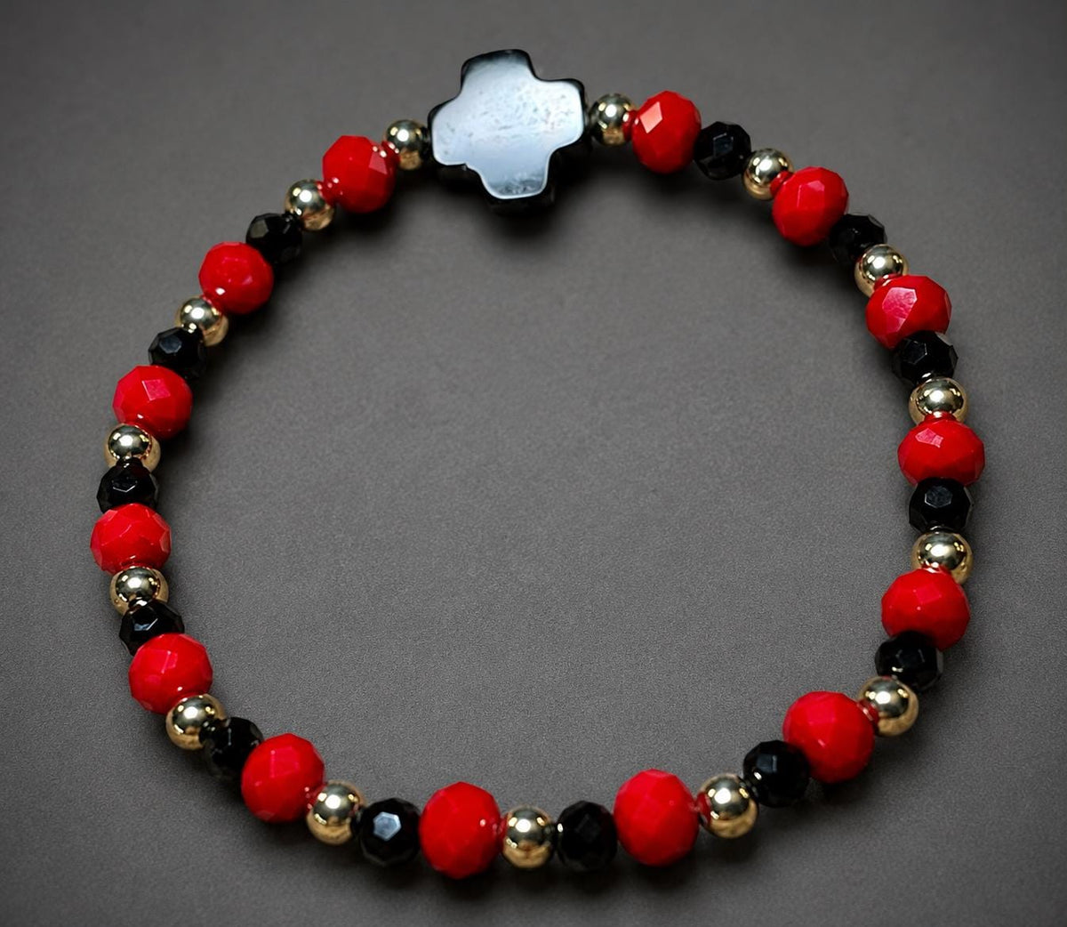 Pulsera Cruz Coral Rojo, Ónix y Azabache