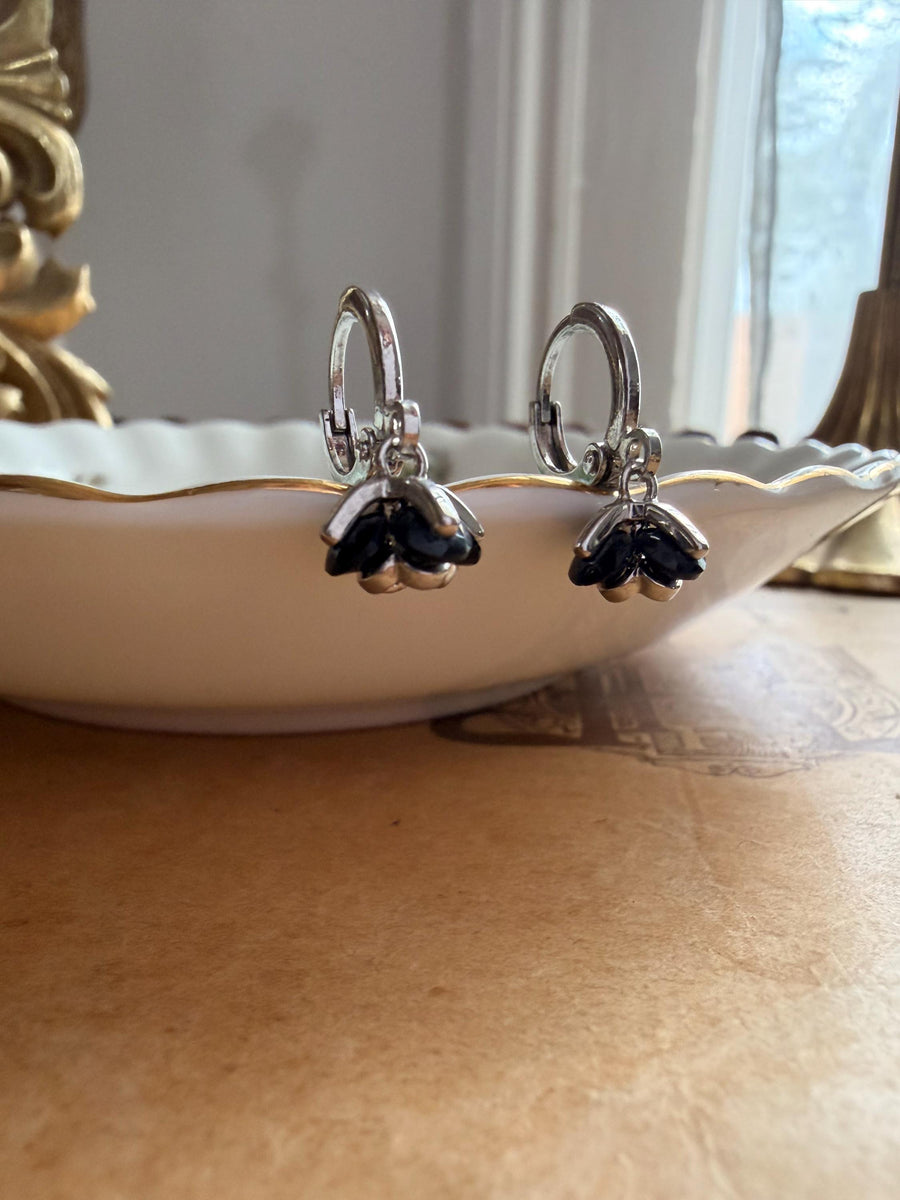 Aretes Huggie Flor Negro Azabache